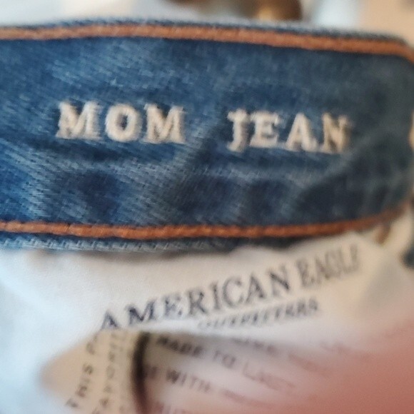 AEO AMERICAN EAGLE OUTFITTERS MOM JEANS SIZE 4 MEDIUM WASH HIGH WAIST RISE - Picture 9 of 11